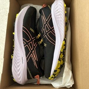 ASICS 9.5 Gel Excite Trail 2 runners only worn once
